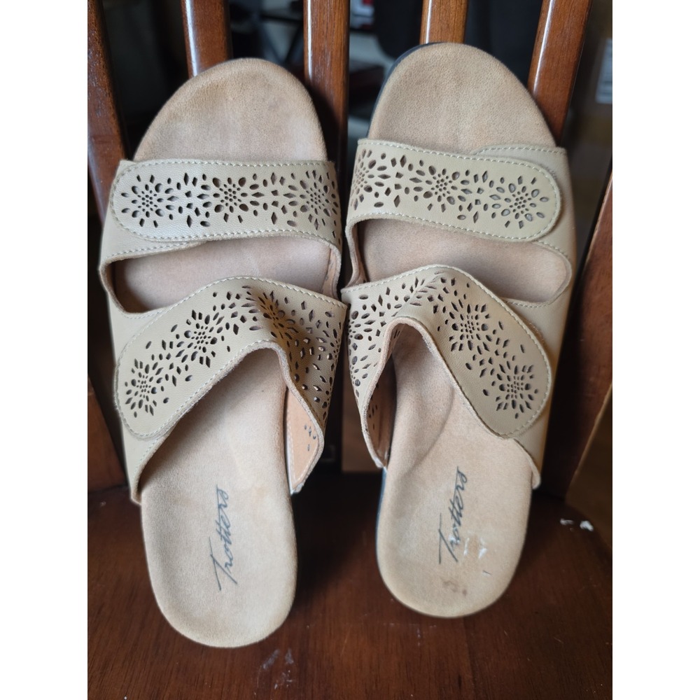 Trotters sandals size 9.5 wide